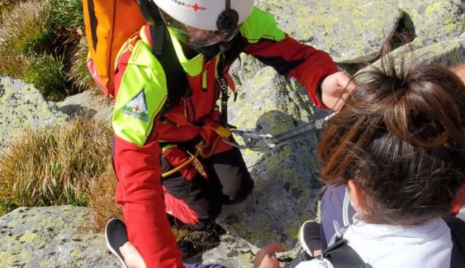 O turistă în espadrile, salvată cu elicopterul, după ce s-a accidentat la gleznă pe un traseu dificil