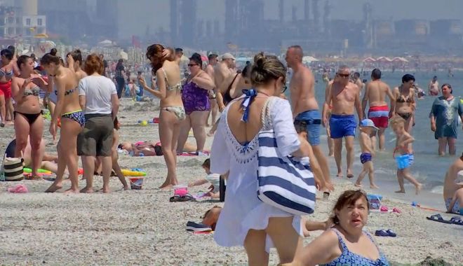 Cel mai aglomerat weekend de pe litoral. 135.000 de turiști sunt cazați în unități clasificate - turisti-1628340476.jpg