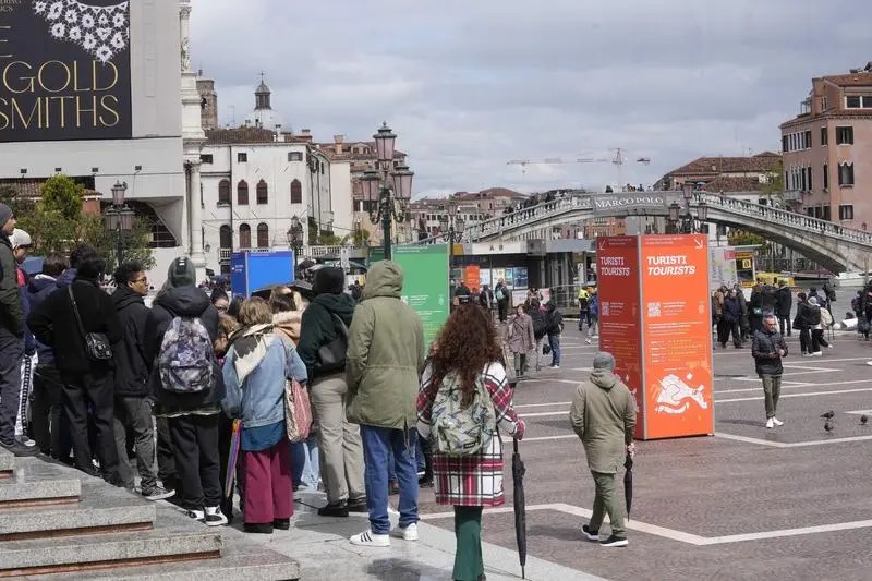 Taxă de intrare în Veneția! Turiștii de o zi, puși la plată din această vară - turisti-1775218580.webp