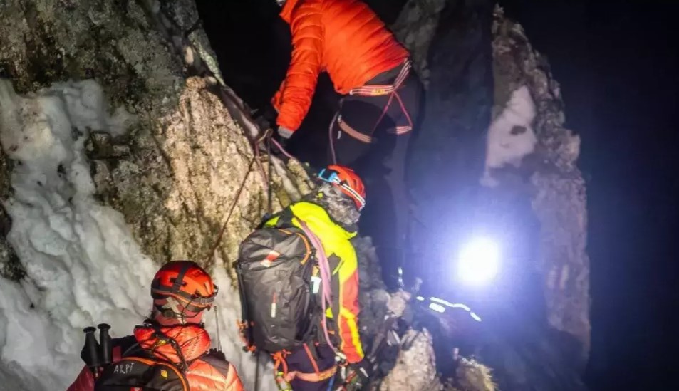 Doi turiști lituanieni salvați după o intervenție de opt ore. Au rămas blocați pe un traseu periculos - turisti-blocati-1776326484.webp