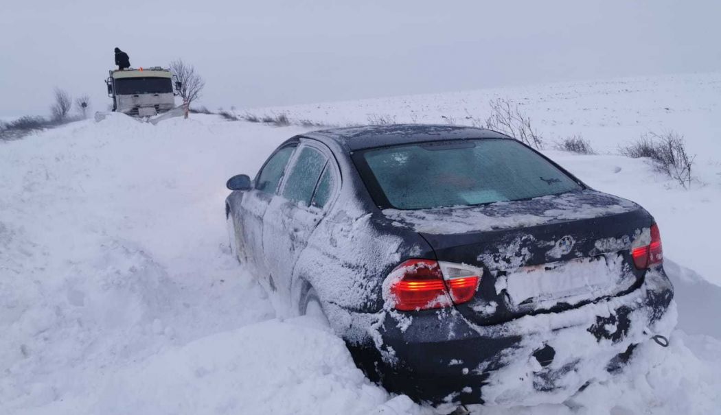 Şase turişti, printre care şi doi copii, înzăpeziţi în Masivul Cozia. Jandarmii le-au sărit în ajutor