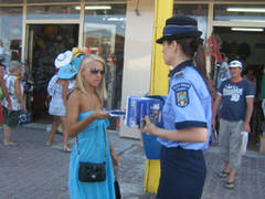 Polițiștii ies, astăzi, în stradă. Vezi unde - turistiidinmamaiainvatatidepolit-1345655563.jpg