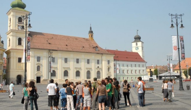 Record: Numărul turiștilor în lume a trecut de un miliard, în 2012 - turistiinpiatamare-1359481468.jpg