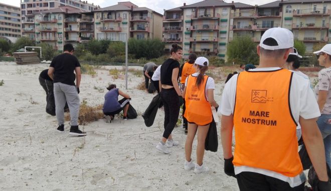 Turiștii pleacă, deșeurile rămân. Plajele din Constanța, pline de gunoaie - turistiitrecgunoaieleraman-1575320055.jpg