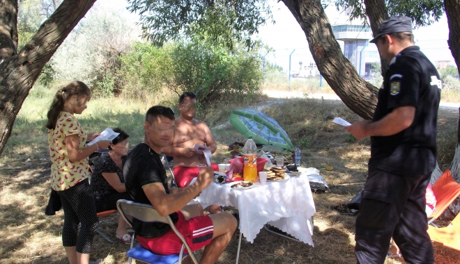 Constănțenii care au ieșit la iarbă verde, vizitați de jandarmi - turistijandarmi-1468843114.jpg