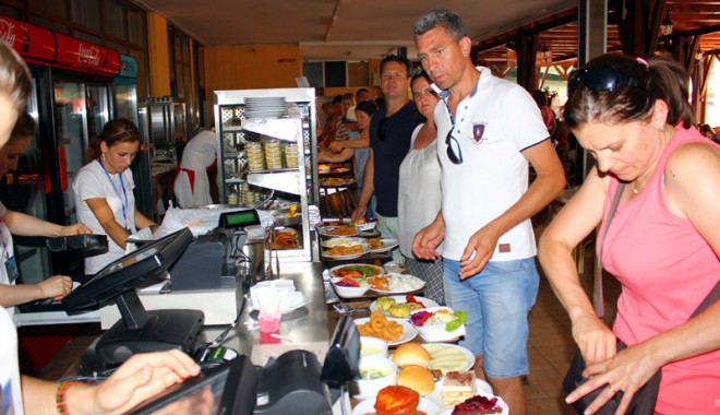 Câți bani cheltuiesc turiștii  de pe litoral pentru mâncare - turistimancare-1407261114.jpg