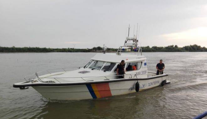 Turiști români, răsturnați cu ambarcațiunea, salvați de polițiștii de frontieră - turistirasturnati-1531660168.jpg