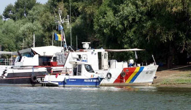 Salvare spectaculoasă a unei ambarcațiuni cu 14 turiști - turistisalvaremangalia1-1343144605.jpg