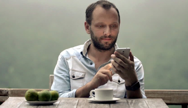 Turist păgubit, după ce și-a uitat telefonul pe terasă - turistpagubit-1468427597.jpg
