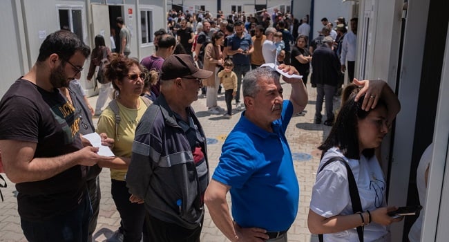Turcii votează în containere, în zonele afectate de cutremurul din februarie