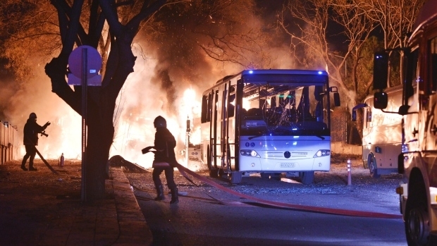ATENTAT LA ANKARA, SOLDAT CU ZECI DE MORȚI. CINE ESTE RESPONSABIL - turkeyexplosion65897000-1457941616.jpg