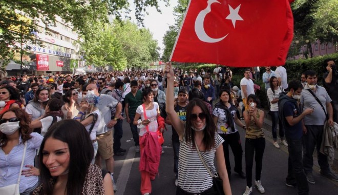 Mii de manifestanți denunță fraude la alegerile din Turcia - turkeyprotesthoro6e1370314887439-1396362148.jpg