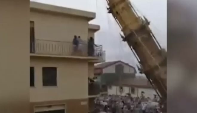 La un pas de tragedie! Turn de 25 de metri, prăbușit la o ceremonie dedicată Fecioarei Maria în Italia - turn-1534527795.jpg