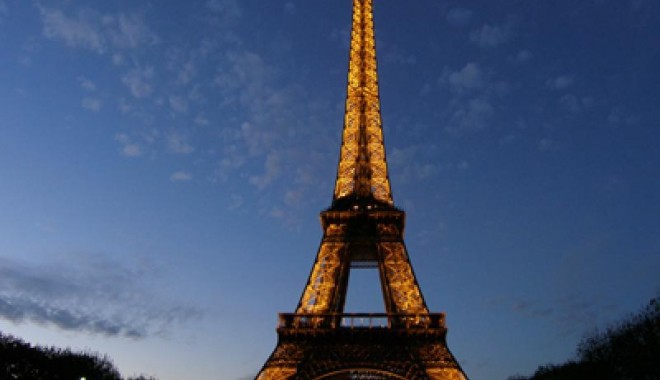 Turnul Eiffel a fost EVACUAT în totalitate, din cauza unei ALERTE cu BOMBĂ - turnuleifelobiectiveturisticepar-1376120119.jpg