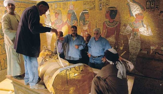 Egiptolog: Mormântul lui Tutankhamon ar putea avea o cameră secretă - tutankhamon-1448790671.jpg