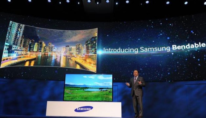 Samsung a prezentat televizorul care poate fi curbat direct din telecomandă - tvbendableafp-1389265848.jpg