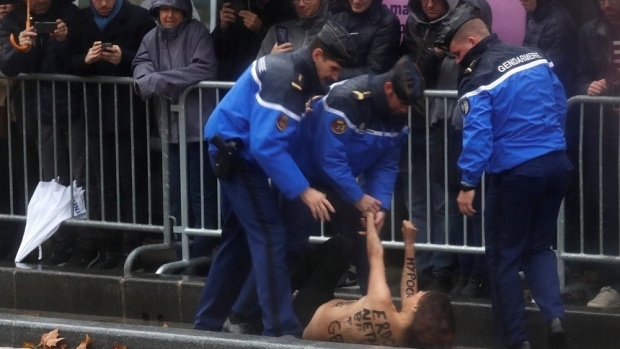 Două activiste Femen, reținute la Paris după ce au forțat barierele de securitate când trecea mașina lui Donald Trump - twitter04578500-1541939098.jpg