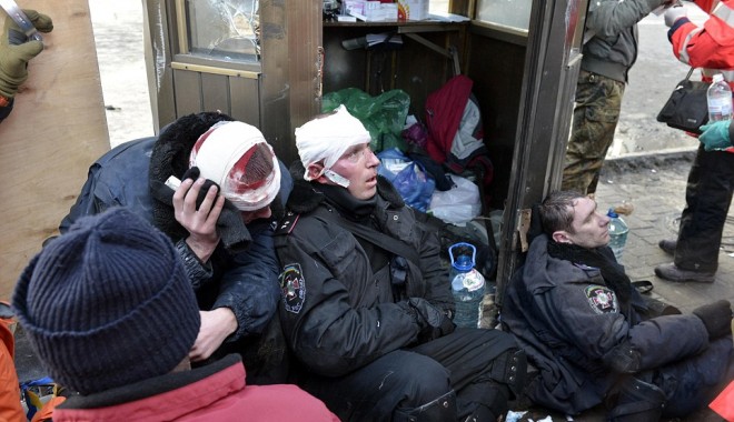 PROTESTE SÂNGEROASE la Kiev: 25 de persoane au murit și sute au fost rănite - ucraina14-1392798591.jpg