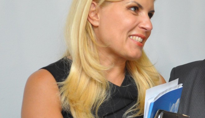 Elena Udrea petrece weekend-ul pe litoral - udrea22-1313152410.jpg