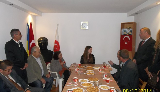 Membrii comunității turce din Cumpăna, gazdă pentru diplomatul american Kendra Pace - udtr2-1412686626.jpg