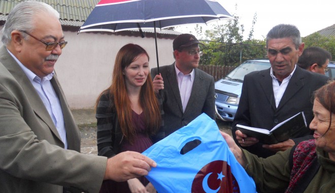 Membrii comunității turce din Cumpăna, gazdă pentru diplomatul american Kendra Pace - udtramericani374-1412686645.jpg