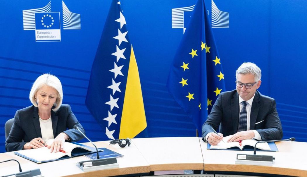 UE şi Bosnia au semnat un acord care permite desfăşurarea de personal Frontex - ue-1749997903.jpg