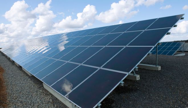 UE ar putea introduce obligativitatea dotării clădirilor noi cu panouri solare