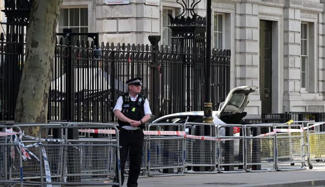 Incident la reședința premierului britanic. O mașină a intrat în porțile de pe Downing Street
