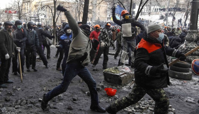 CRIZA DIN UCRAINA: Noi CONFRUNTĂRI au loc între armată și separatiști la Slaviansk - ukraineprotests-1401790435.jpg