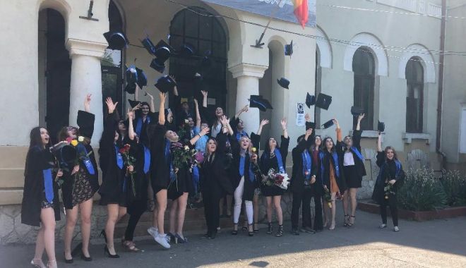 Ultimul clopoțel pentru abolvenții clasei a XII-a la Colegiul Național Pedagogic - ultimulclopotel-1559246572.jpg