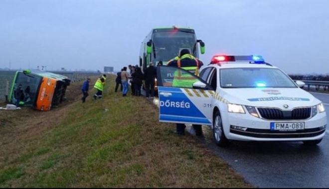 Autocar cu români răsturnat în Ungaria. Șoferul ar fi adormit la volan - unautocarromanescsarasturnatinun-1514732531.jpg