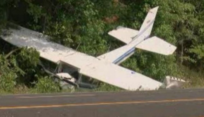 TRAGEDIE AVIATICĂ! Oamenii aflați la bord au murit pe loc - unavionsaprabusitpeoautostrada59-1502174321.jpg