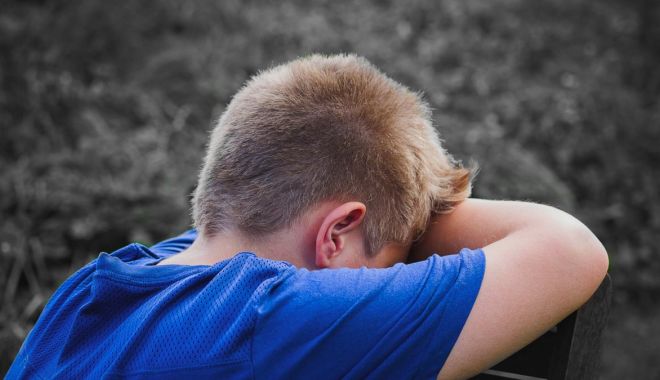 Adolescent de 13 ani agresat și dat afară din casă de tatăl său. De șase luni, băiatul trăia un adevărat coșmar