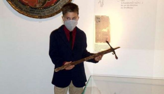 Un băiat din Germania a găsit o sabie istorică într-o pădure - unbaiatdingermania-1623245766.jpg