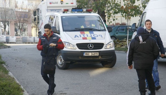 Un bărbat amenința  că se aruncă de pe acoperiș - unbarbat-1408466821.jpg