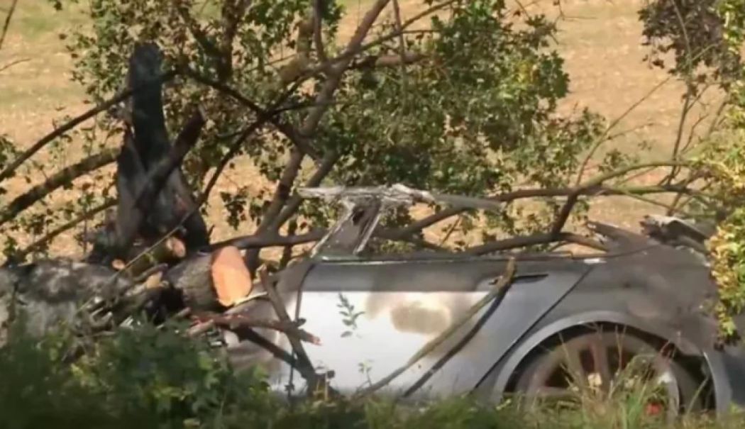 Un bărbat și doi copii au murit arși de vii într-o Tesla care a luat foc - unbarbatsidoicopiiauarsdeviiinin-1758271989.png