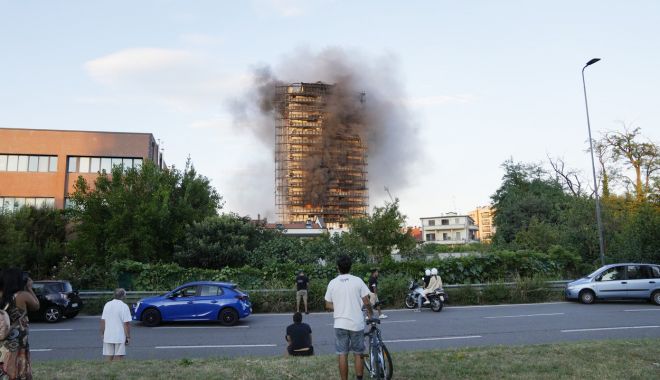 Un bloc de 20 de etaje din Milano a luat foc - unblocde20deetaje-1630332616.jpg