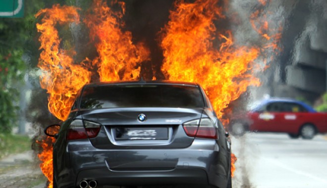 Un BMW s-a făcut scrum pe o stradă din Constanța - unbmwsafacutscrum-1387733896.jpg