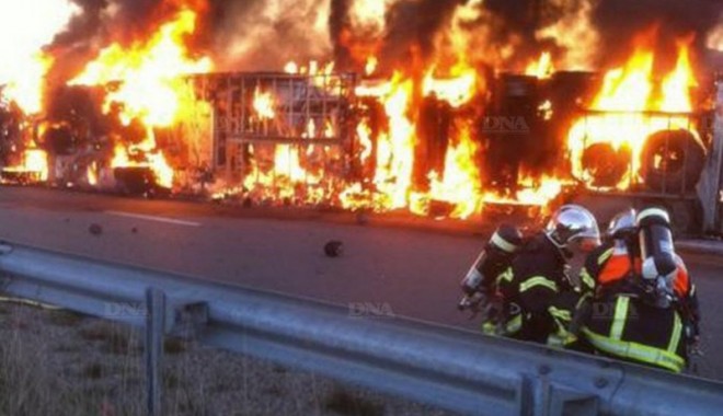 Un camion a luat foc, lângă Medgidia - uncamionaluatfoc-1412790950.jpg