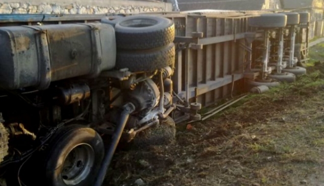 Camion încărcat cu azotat de amoniu, răsturnat - uncamioncu12militarisarasturnati-1511179746.jpg