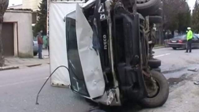Un autotren plin cu îngrășăminte s-a răsturnat pe drumul dinspre Tulcea spre Constanța. Există risc de explozie! - uncamionplincuingrasamantchimics-1346052836.jpg