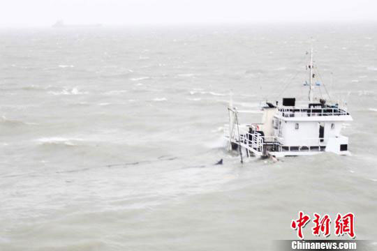 Un cargou chinez s-a scufundat, fiind surprins de taifun - uncargouchinez-1444122326.jpg