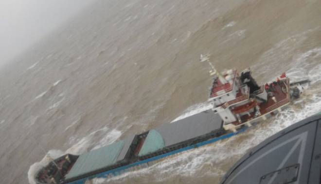 Un cargou a eșuat la Hong Kong, echipajul a fost evacuat - uncargouesuat-1444034955.jpg