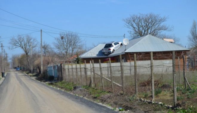 Noua modă la Constanța: cu mașina pe acoperiș! - unconstanteansiasocatveciniicand-1526394959.jpg