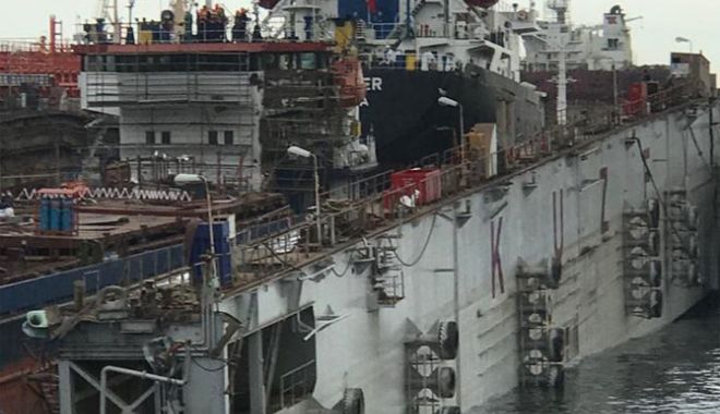 Un doc plutitor cu două nave pe el s-a rupt în două - undocplutitorcudouanavepeelsarup-1555330408.jpg