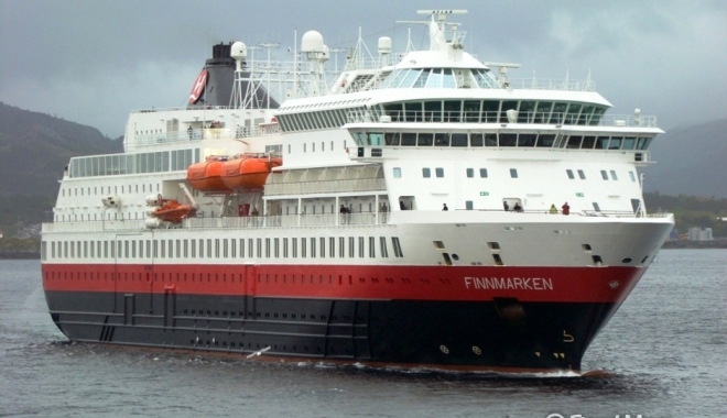 Un ferry-boat a intrat în coliziune cu un obiect neidentificat - unferryboat-1470576295.jpg