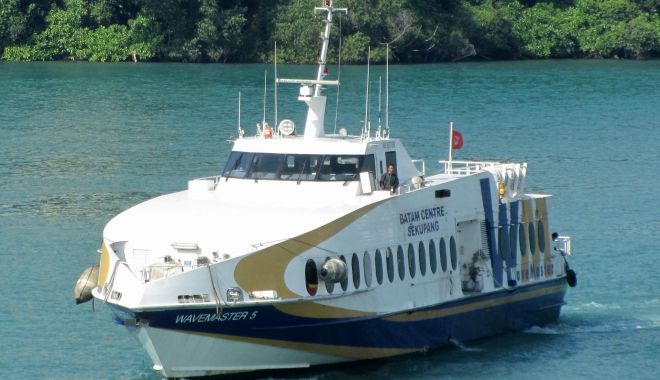Un ferry-boat a eșuat în Indonezia - unferryboataesuatinindonezia-1551882307.jpg