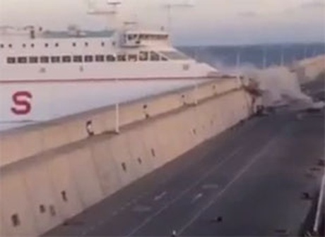 Un ferry-boat a intrat cu viteză într-un dig - unferryboataintratcuvitezaintrun-1493127276.jpg