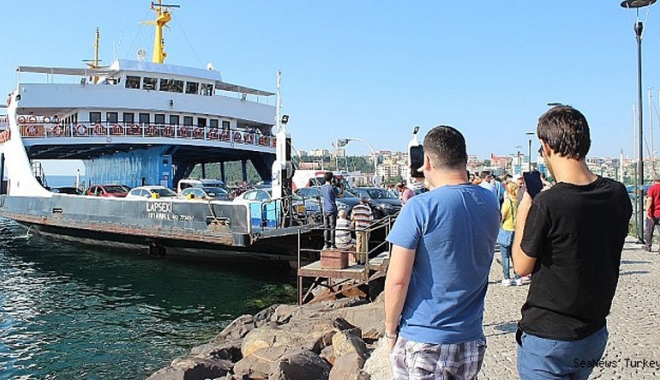 Un ferry-boat a lovit digul la Canakkale - unferryboatalovit-1498485568.jpg