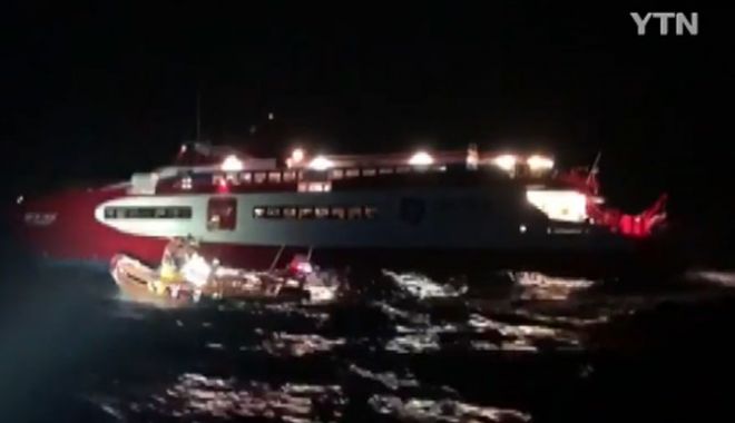 Un ferry-boat cu 403 de pasageri la bord s-a ciocnit cu un obiect neidentificat - unferryboatcu403depasagerilabord-1523270101.jpg